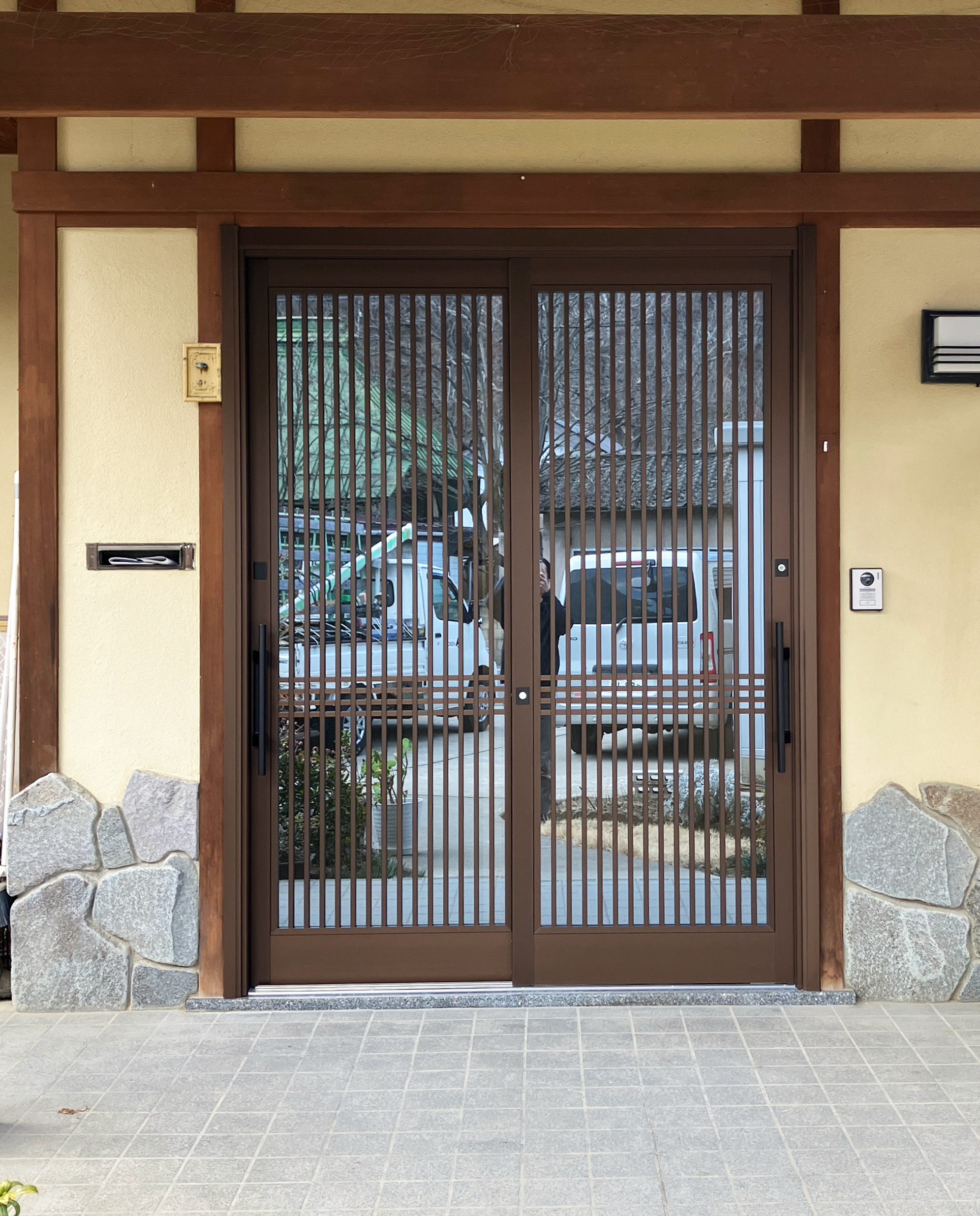窓改修のタイミングで！玄関リフォームで外観の魅力がグッと向上♪